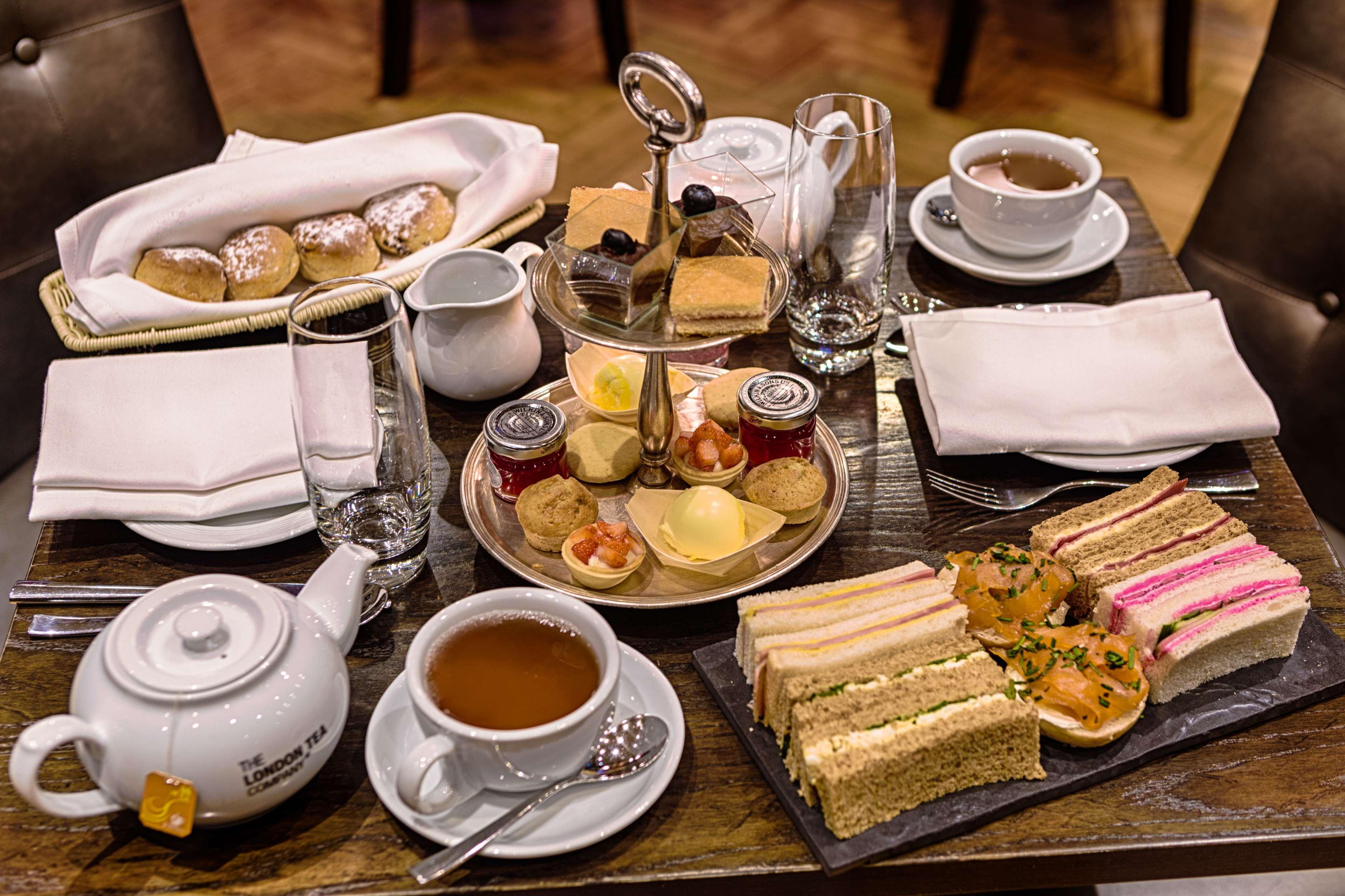 Courthouse Hotel Лондон Экстерьер фото Afternoon tea at the Ritz