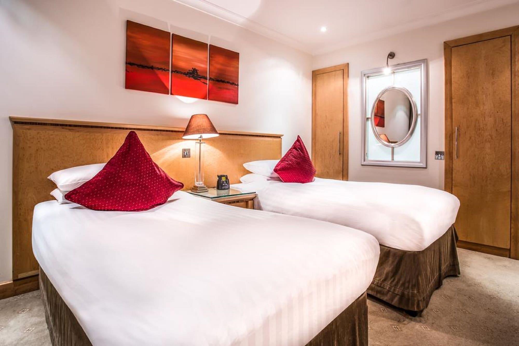 Courthouse Hotel Лондон Экстерьер фото A bedroom at the hotel