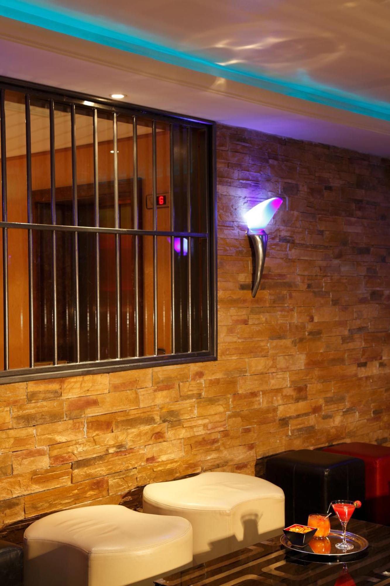 Courthouse Hotel Лондон Экстерьер фото A wall mounted light