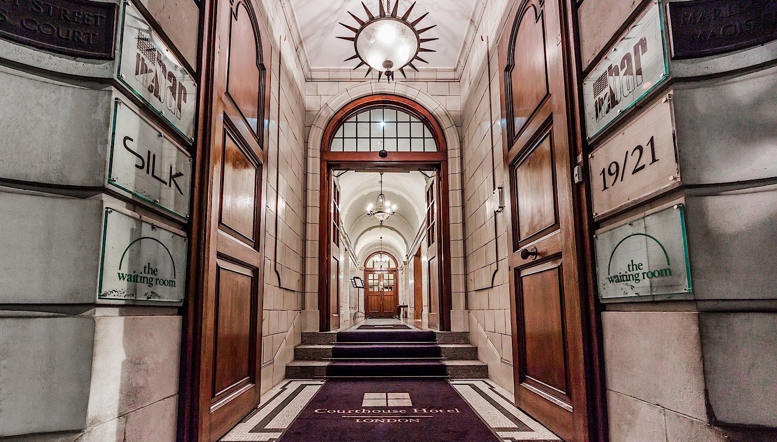 Courthouse Hotel Лондон Экстерьер фото Entrance to the hotel