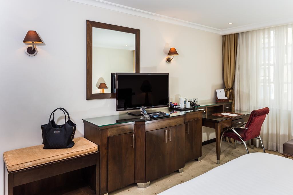 Courthouse Hotel Лондон Экстерьер фото A room at the hotel