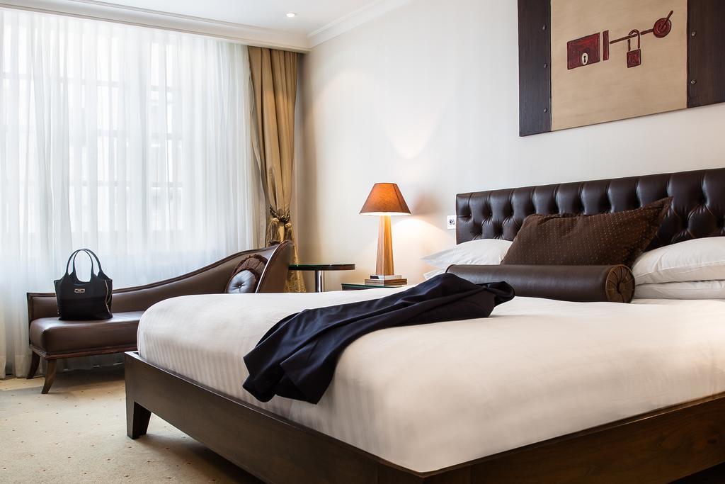 Courthouse Hotel Лондон Экстерьер фото A room at the hotel