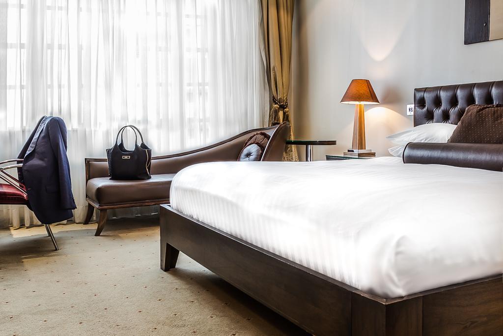 Courthouse Hotel Лондон Экстерьер фото A room at the hotel